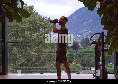 Davide Malfitano un bon handsom jeune homme caucasien travaille dans une salle de gym. Banque D'Images
