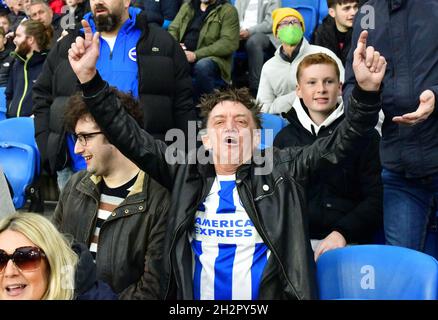 Brighton, Royaume-Uni.23 octobre 2021.Un fan de Brighton montre son émotion lors du match de la Premier League entre Brighton & Hove Albion et Manchester City à l'Amex le 23 octobre 2021 à Brighton, en Angleterre.(Photo de Jeff Mood/phcimages.com) Credit: PHC Images/Alamy Live News Banque D'Images