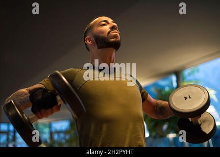 Davide Malfitano un bon handsom jeune homme caucasien travaille dans une salle de gym. Banque D'Images