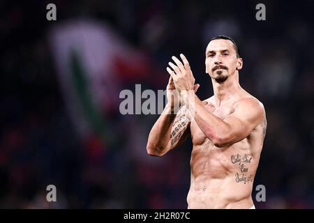 Bologne, Italie.23 octobre 2021.Zlatan Ibrahimovic de l'AC Milan gestes à la fin de la série Un match de football entre le Bologna FC et l'AC Milan.Credit: Nicolò Campo/Alay Live News Banque D'Images