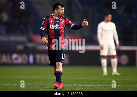 Bologne, Italie.23 octobre 2021.Gary Medel du FC de Bologne gestes pendant la série Un match de football entre le FC de Bologne et l'AC Milan.Credit: Nicolò Campo/Alay Live News Banque D'Images