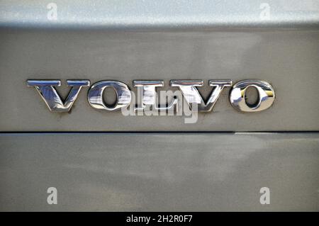 Volvo chrome métal logo, voiture de luxe dans la ville d'Istanbul, mai 07 2012 Istanbul Pendik Turquie marché des voitures d'occasion Banque D'Images