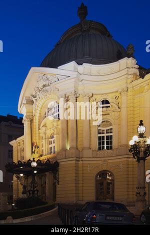 Ungarn, Budapest, Vígszinház-Theatre in der Szent István körút, Abendstimmung | Hongrie, Budapest, Vígszinház-Theatre in the Szent István körút, Stree Banque D'Images