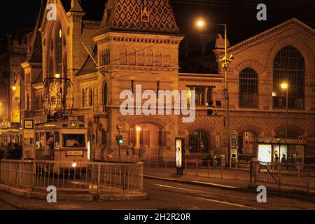 Ungarn, Budapest, Große Markthalle, Nagy Vásárcsarnok, 1894-1896 von Architekt Samuel Petz, Vámház Körút 1-3, nahe der Freiheitsbrücke, abendstimmung Banque D'Images