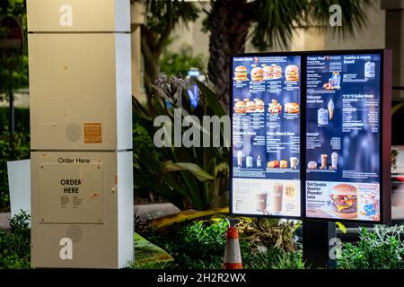 Sunny Isles Beach, FL, Etats-Unis - 21 octobre 2021 : photo d'un menu numérique à un McDonalds Drive through Banque D'Images