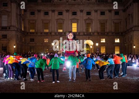 LONDRES, le 23 OCTOBRE 2021, Little Amal, marionnette de 3,5 m de haut représentant une réfugiée syrienne de 9 ans à Somerset House, la marionnette marche à 4,970 km de la Turquie à Manchester pour sensibiliser les enfants réfugiés au voyage qu'ils doivent faire. Banque D'Images