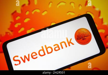 Ukraine.23 octobre 2021.Sur cette photo, un logo Swedbank AB apparaît sur l'écran d'un smartphone.Crédit : SOPA Images Limited/Alamy Live News Banque D'Images