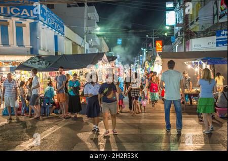 Scène urbaine du célèbre marché nocturne de Hua Hin.Hua Hin est une destination touristique populaire en Thaïlande Banque D'Images