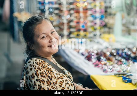 Femme vendeur au célèbre marché de nuit de Hua Hin.Hua Hin est une destination touristique populaire en Thaïlande Banque D'Images