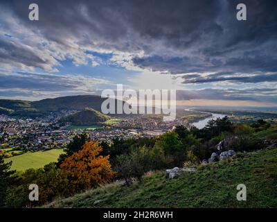 Nuages spectaculaires au-dessus de Hainburg an der Donau et du Danube depuis un point de vue à flanc de colline en Autriche Banque D'Images