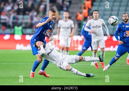 Varsovie, Pologne.17 octobre 2021.Lubomir Satka de Lech et Lucas Lima Linhares 'Luquinhas' de Legia en action pendant le match de la Ligue PKO Ekstraklasa entre Legia Warszawa et Lech Poznan au Maréchal Jozef Pilsudski Legia Warsaw Municipal Stadium.Score final; Legia Warszawa 0:1 Lech Poznan.(Photo de Mikolaj Barbanell/SOPA Images/Sipa USA) crédit: SIPA USA/Alay Live News Banque D'Images