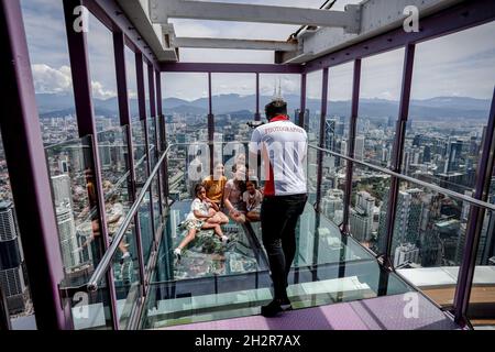 Kuala Lumpur, Malaisie.21 octobre 2021.Les visiteurs posent pour des photos à la Sky Box, KL Tower à Kuala Lumpur.La Malaisie est actuellement dans la phase de rétablissement de Covid-19 qui a commencé au début d'octobre en maintenant plusieurs procédures d'opération standard (SOP) pour freiner la propagation de l'infection de Covid-19.Crédit : SOPA Images Limited/Alamy Live News Banque D'Images