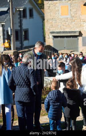 Oviedo, Asturies, Espagne.23 octobre 2021.Le roi Felipe VI d'Espagne quitte le Théâtre Campoamor pour 2021 exemplaire Santa Maria del Puerto (Somiedo) lors des Prix de la princesse des Asturies le 23 octobre 2021 à Oviedo, Espagne (Credit image: © Jack Abuin/ZUMA Press Wire) Banque D'Images