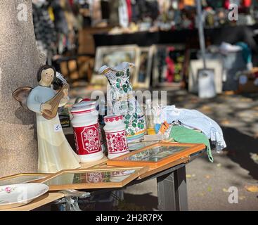 Marchandises exposées dans un stand sur le marché aux puces de Burkliplatz, Zurich, en Suisse.Elles sont vieilles tasses en céramique désuètes, statue en céramique d'ange. Banque D'Images