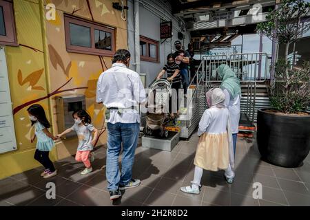 Kuala Lumpur, Malaisie.21 octobre 2021.Les personnes portant des masques de visage comme mesure préventive contre la propagation du coronavirus attendent leur tour pour entrer dans la boîte de ciel,KL Tower à Kuala Lumpur.Malaysia est actuellement dans la phase de récupération de Covid-19 qui a commencé au début d'octobre en maintenant plusieurs procédures d'opération standard (SOP) pour freiner la propagation de l'infection Covid-19.(Image de crédit : © Syairful Redzuan/SOPA Images via ZUMA Press Wire) Banque D'Images