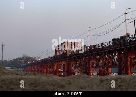 91 ans ld Kalurghat Metal Bridge au-dessus de la rivière Karnapuli à Chittagong, Bangladesh.Fabriqué par les Britanniques quand ils gouvernent dans le sous-continent indien. Banque D'Images