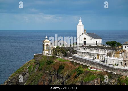 Chapelle pittoresque avec cimetière et phare donnant sur le golfe de Gascogne dans le village de Luarca, Asturies, Espagne. Banque D'Images