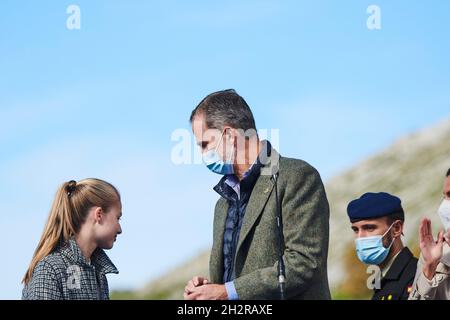 Oviedo, Asturies, Espagne.23 octobre 2021.Le roi Felipe VI d'Espagne, la princesse Couronne Leonor quitte le théâtre Campoamor pour 2021 exemplaire Santa Maria del Puerto (Somiedo) pendant les prix de la princesse des Asturies le 23 octobre 2021 à Oviedo, Espagne (image de crédit: © Jack Abuin/ZUMA Press Wire) Banque D'Images