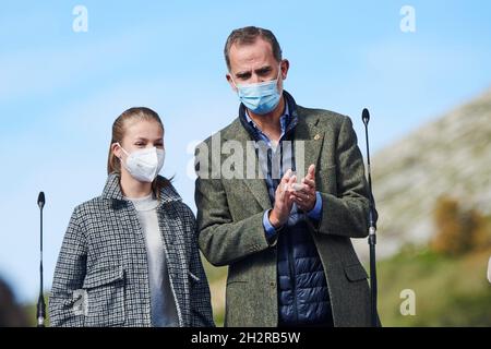 Oviedo, Asturies, Espagne.23 octobre 2021.Le roi Felipe VI d'Espagne, la princesse Couronne Leonor quitte le théâtre Campoamor pour 2021 exemplaire Santa Maria del Puerto (Somiedo) pendant les prix de la princesse des Asturies le 23 octobre 2021 à Oviedo, Espagne (image de crédit: © Jack Abuin/ZUMA Press Wire) Banque D'Images