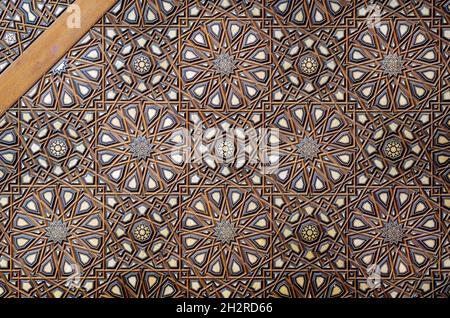 Décorations arabesques en bois langue et gorge assemblées, incrustées d'ivoire et d'ébène, sur le Minbar de la mosquée publique historique d'Al Rifai, le Vieux Caire, Egypte Banque D'Images