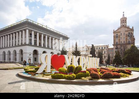 Kiev, Ukraine - 6 octobre 2021 : place de l'indépendance à Kiev.J'aime le signe de l'Ukraine Banque D'Images