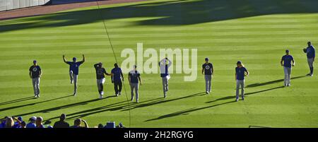 Atlanta, États-Unis.23 octobre 2021.Les Los Angeles Dodgers se réchauffent avant de jouer aux Atlanta Braves dans le jeu six de la MLB NLCS au Truist Park le samedi 23 octobre 2021 à Atlanta, Géorgie.Les Dodgers font face à un jeu d'élimination qui a suivi les Braves 3-2 dans la série de championnat.Photo de David Tulis/UPI crédit: UPI/Alay Live News Banque D'Images