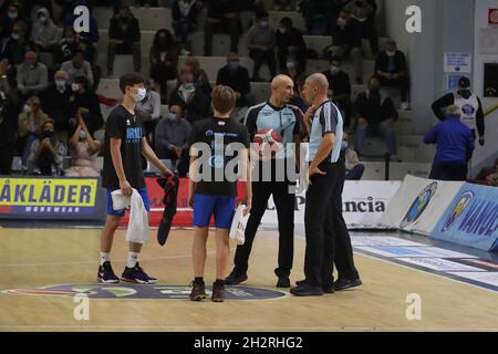 Cremona, Italie.23 octobre 2021.Refree du jeu pendant le panier de Vanoli Cremona vs Happy Casa Brindisi, Italian Basketball A Serie Championship à Cremona, Italie, octobre 23 2021 crédit: Independent photo Agency/Alay Live News Banque D'Images