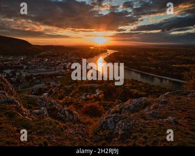 Coucher de soleil sur le Danube et Hainburg an der Donau depuis un point de vue rocheux en basse-Autriche Banque D'Images