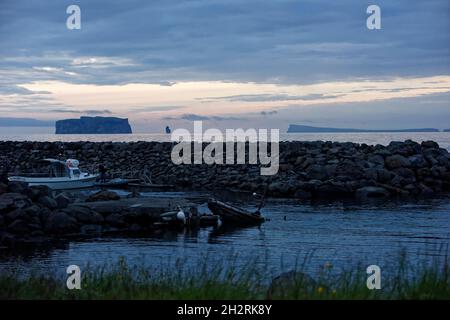 Unbewohnte isländische Drangey ist eine Insel, die in der Mitte des Fjordes gelegen.Papageitaucher Skagafjörður.Küstenlandschaft auf der Trollaska Banque D'Images