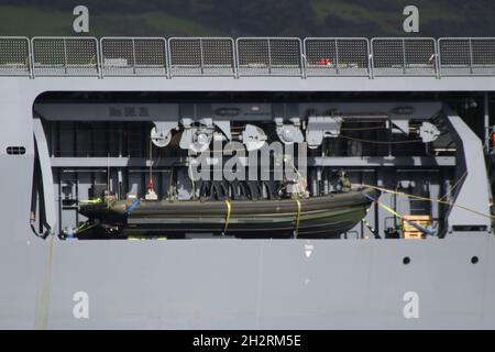 Le RHIRC-17, un intercepteur rapide et un embarcation des forces spéciales (FRISC), est vu à bord du portier HNLMS Karel (A833), un navire de soutien de classe Karel exploité par la Marine royale des pays-Bas.Le navire était sur le Clyde alors qu'elle a fait une visite rapide après avoir participé à l'exercice militaire Dynamic Mariner 2021 et joint Warrior 21-2. Banque D'Images