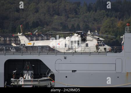 N-175, un hélicoptère NHIndustries NH-90NFH exploité par la Royal Netherlands Navy, à bord du navire de soutien conjoint HNLMS Karel doorman (A833), alors que le navire passe devant Gourock sur le Firth de Clyde.L'image montre également la RHIB (WM8-0601).Le navire était sur le Clyde alors qu'elle a fait une visite rapide après avoir participé à l'exercice militaire Dynamic Mariner 2021 et joint Warrior 21-2. Banque D'Images