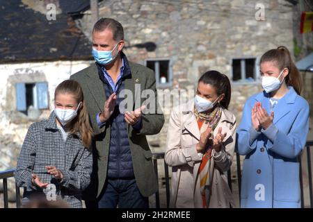 Espagne.23 octobre 2021.Le roi Felipe, la reine Letizia et leurs filles la princesse Sofia et la princesse Leonor.La famille royale espagnole a été à Oviedo aux Princess Awards et à Santa Maria del Puerto où ils ont visité la ville exemplaire.(Photo de Mercedes Menendez/Pacific Press) crédit: Pacific Press Media production Corp./Alay Live News Banque D'Images