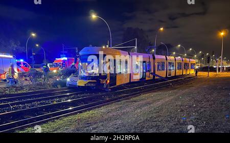 Berlin, Allemagne.24 octobre 2021.Les secouristes sont sur place après qu'un tramway s'est écrasé dans une voiture.Au moins cinq personnes ont été blessées lors de la collision à Berlin-Lichtenberg.Credit: Christian Sappeck/BLP/dpa/Alay Live News Banque D'Images