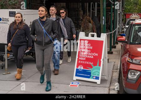 NEW YORK, NY - 23 OCTOBRE : les gens marchent près d'un panneau de trottoir pour diriger les gens vers le site de vote au 155, rue Sullivan, à SoHo, le premier jour de vote par anticipation pour l'élection de la mairie de New York le 23 octobre 2021 à New York.Crédit : Ron Adar/Alay Live News Banque D'Images