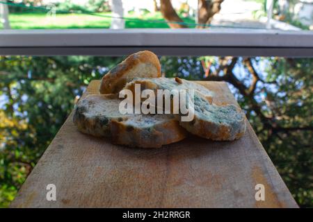 Tranches de pain moulées sur une table noire brillante. Banque D'Images