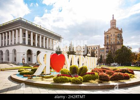 Kiev, Ukraine - 6 octobre 2021 : place de l'indépendance à Kiev.J'aime le signe de l'Ukraine Banque D'Images