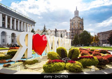 Kiev, Ukraine - 6 octobre 2021 : place de l'indépendance à Kiev.J'aime le signe de l'Ukraine Banque D'Images