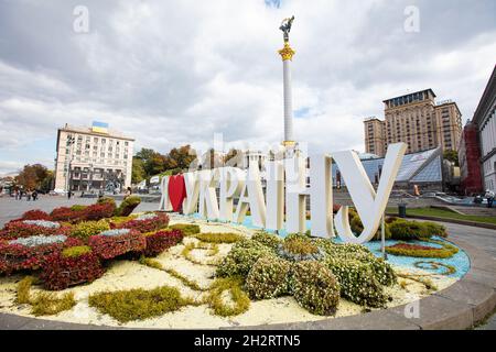 Kiev, Ukraine - 6 octobre 2021 : place de l'indépendance à Kiev.J'aime le signe de l'Ukraine Banque D'Images