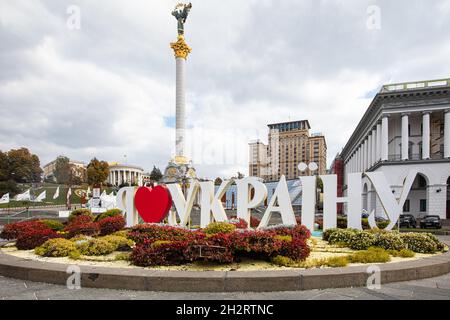 Kiev, Ukraine - 6 octobre 2021 : place de l'indépendance à Kiev.J'aime le signe de l'Ukraine Banque D'Images