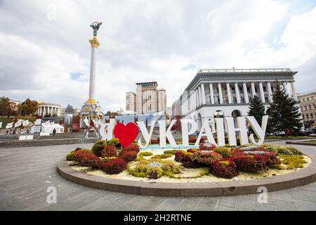 Kiev, Ukraine - 6 octobre 2021 : place de l'indépendance à Kiev.J'aime le signe de l'Ukraine Banque D'Images