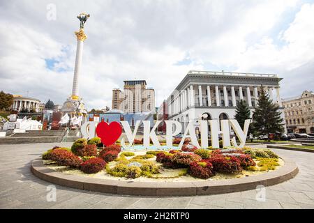 Kiev, Ukraine - 6 octobre 2021 : place de l'indépendance à Kiev.J'aime le signe de l'Ukraine Banque D'Images