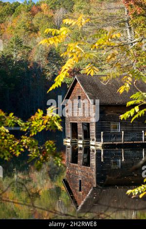 Boathouse en bois sur le lac Julia - DuPont State Recreational Forest - Cedar Mountain, Caroline du Nord, États-Unis Banque D'Images