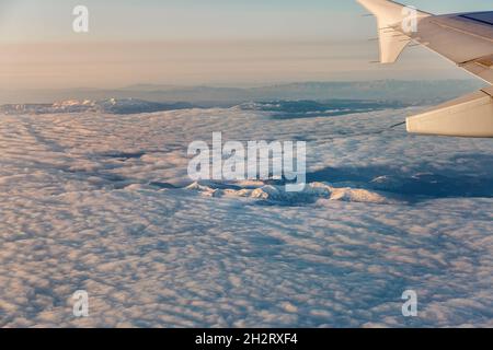 Vue aérienne d'un champ enneigé contre un ciel gris Banque D'Images