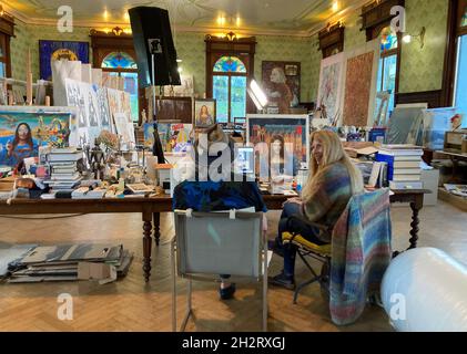 Lucerne, Suisse.21 octobre 2021.L'ancien forestier d'art Wolfgang Beltracchi et sa femme Hélène s'assoient à leur bureau dans leur studio sur le lac Lucerne.Beltracchi a déclenché l'un des plus grands scandales de contrefaçon d'œuvres d'art en Allemagne.Il y a dix ans, le prince forger a été condamné, libéré de prison au début de 2015.(À dpa-Korr 'dix ans après le verdict - Forger Beltracchi: Nous avons encore beaucoup de rire") Credit: Sabine Dobel/dpa/Alamy Live News Banque D'Images