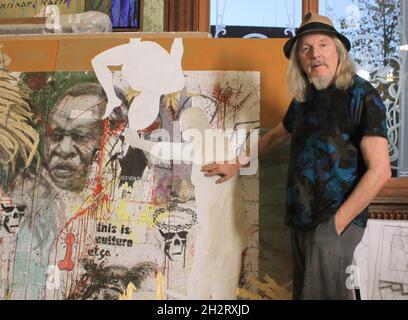 Lucerne, Suisse.21 octobre 2021.L'ancien forestier d'art Wolfgang Beltracchi se dresse devant un tableau inachevé dans son studio sur le lac Lucerne.Beltracchi a déclenché l'un des plus grands scandales de contrefaçon d'œuvres d'art en Allemagne.Il y a dix ans, le prince forger a été condamné, libéré de prison au début de 2015.(À dpa-Korr 'dix ans après le verdict - Forger Beltracchi: Nous avons encore beaucoup de rire") Credit: Sabine Dobel/dpa/Alamy Live News Banque D'Images