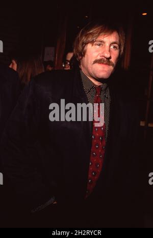 Gerard Depardieu à la première "Cyrano de Bergerac" de Los Angeles le 6 novembre 1990 au Royale Theatre de Los Angeles, Californie crédit: Ralph Dominguez/MediaPunch Banque D'Images