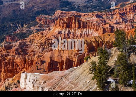 C'est une vue sur les formations rocheuses spectaculaires de grès rouge au monument national de Cedar Breaks, près de Brian Head, Utah, États-Unis. Banque D'Images