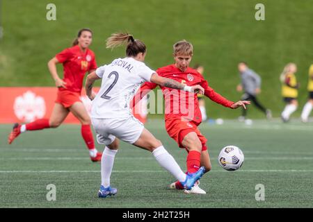 Ottawa, Canada, le 23 octobre 2021 : Quinn (à droite) d'équipe Canada en action contre Ria Percival (à gauche) d'équipe Nouvelle-Zélande pendant le match de la tournée de célébration à la TD place, à Ottawa, au Canada.Le Canada a gagné le match 5-1. Banque D'Images