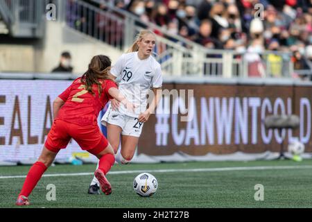 Ottawa, Canada, le 23 octobre 2021 : Jacqueline Hand (à gauche) d'équipe Nouvelle-Zélande en action contre Allysha Chapman (à gauche) d'équipe Canada pendant le match de la tournée de célébration à la TD place, à Ottawa, au Canada.Le Canada a gagné le match 5-1. Banque D'Images