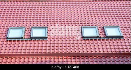 Puits de lumière Attic House.Fenêtres de toit d'origine. Banque D'Images